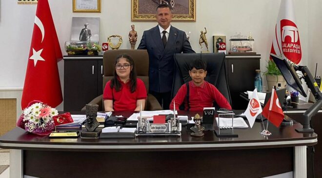 Bir koltukta iki çocuk başkan