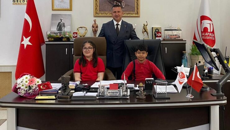 Bir koltukta iki çocuk başkan