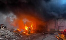 Kereste fabrikası cayır cayır yandı