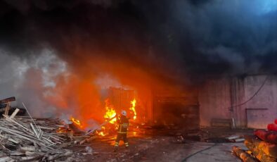 Kereste fabrikası cayır cayır yandı