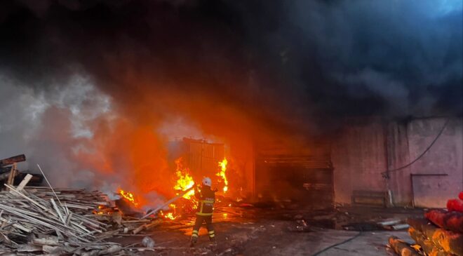 Kereste fabrikası cayır cayır yandı