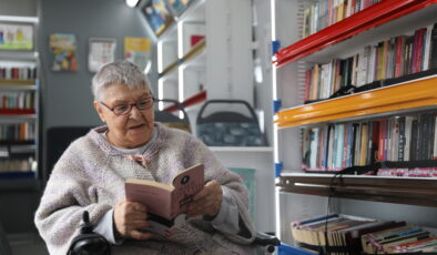 Çocuklar yaşlılarla birlikte kitap okudu