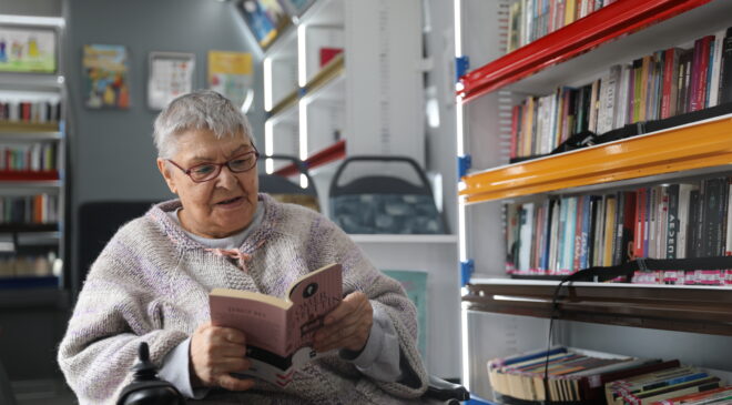 Çocuklar yaşlılarla birlikte kitap okudu