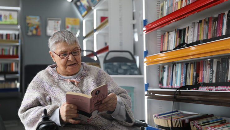 Çocuklar yaşlılarla birlikte kitap okudu