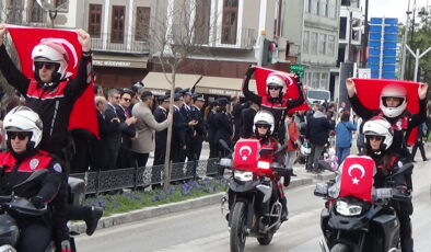 Polislerin korteji hayran bıraktı