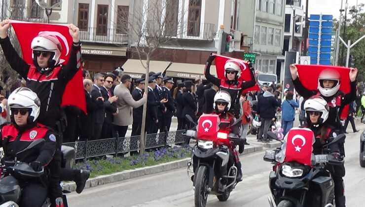 Polislerin korteji hayran bıraktı