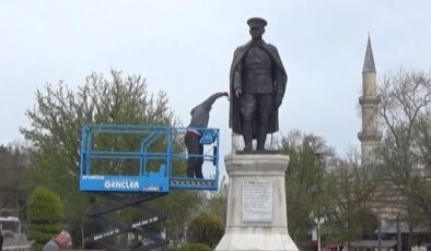 Atatürk Anıtı boyandı