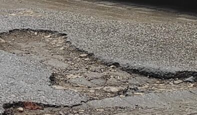 Ayağı çukura giren kişi belediyeden şikayetçi oldu