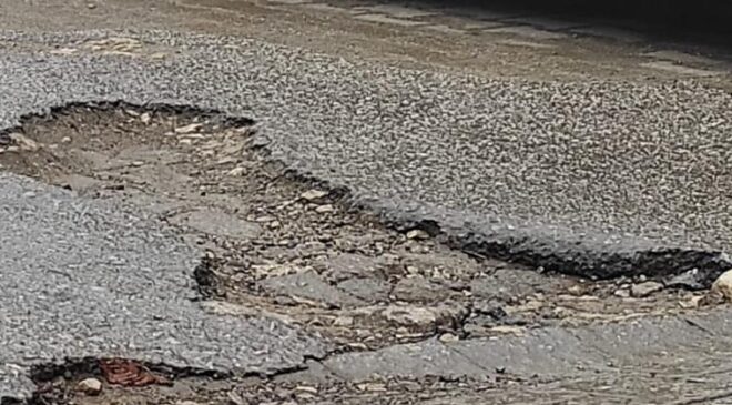 Ayağı çukura giren kişi belediyeden şikayetçi oldu