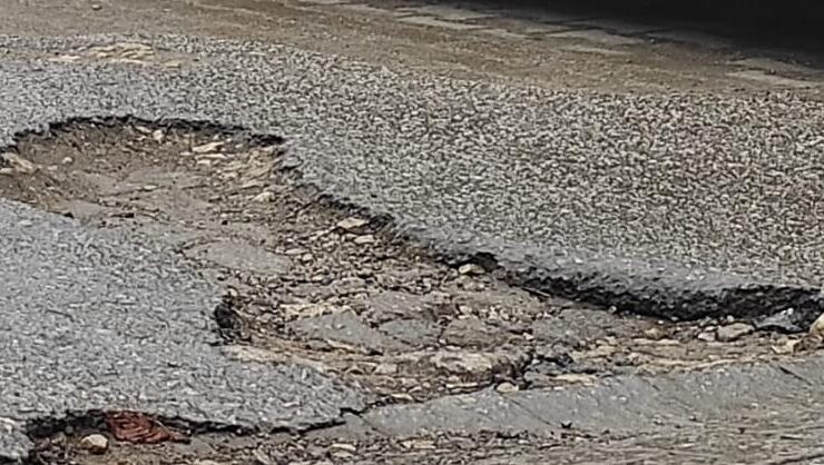 Ayağı çukura giren kişi belediyeden şikayetçi oldu