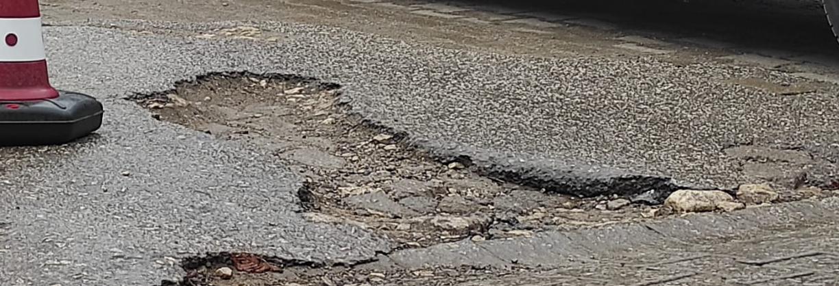 Ayağı çukura giren kişi belediyeden şikayetçi oldu