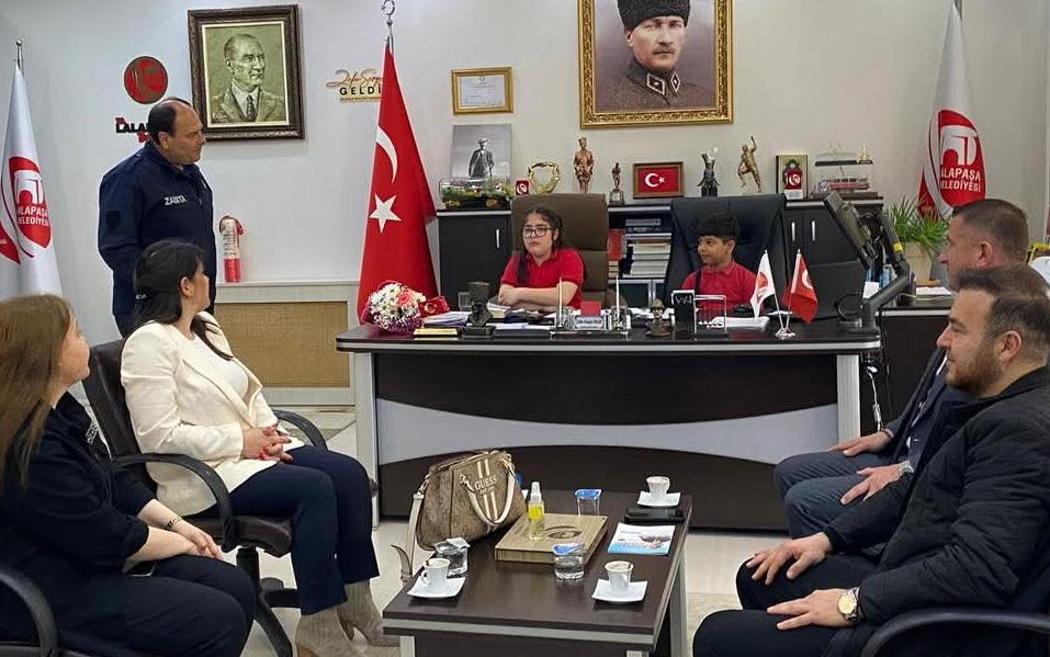 Bir koltukta iki çocuk başkan