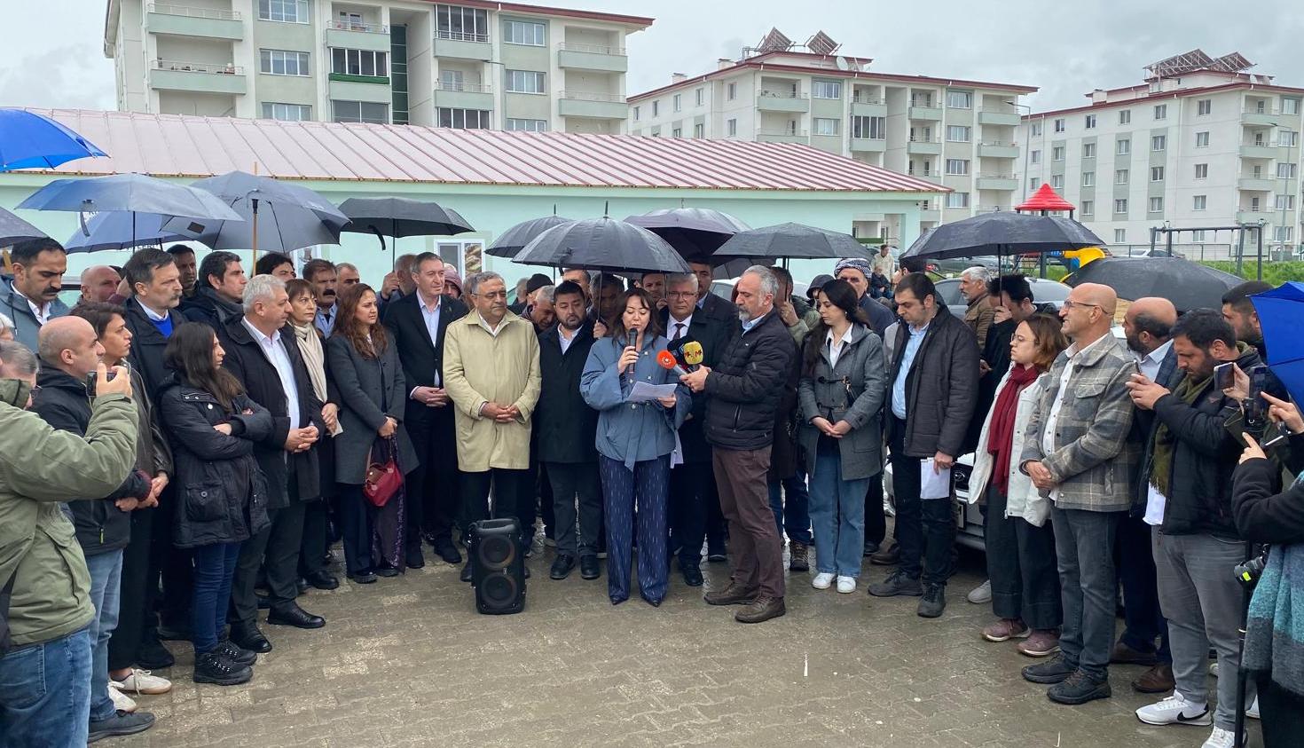 Cezaevi önünden adalet vurgusu