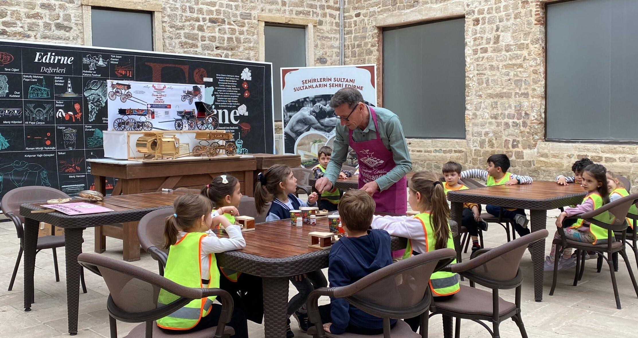 Çocuklar fayton boyadı