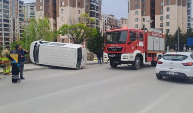 Hafif ticari araçla otomobil çarpıştı