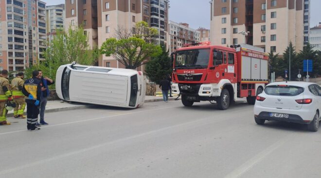 Hafif ticari araçla otomobil çarpıştı