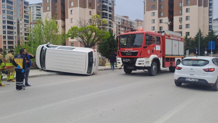 Hafif ticari araçla otomobil çarpıştı