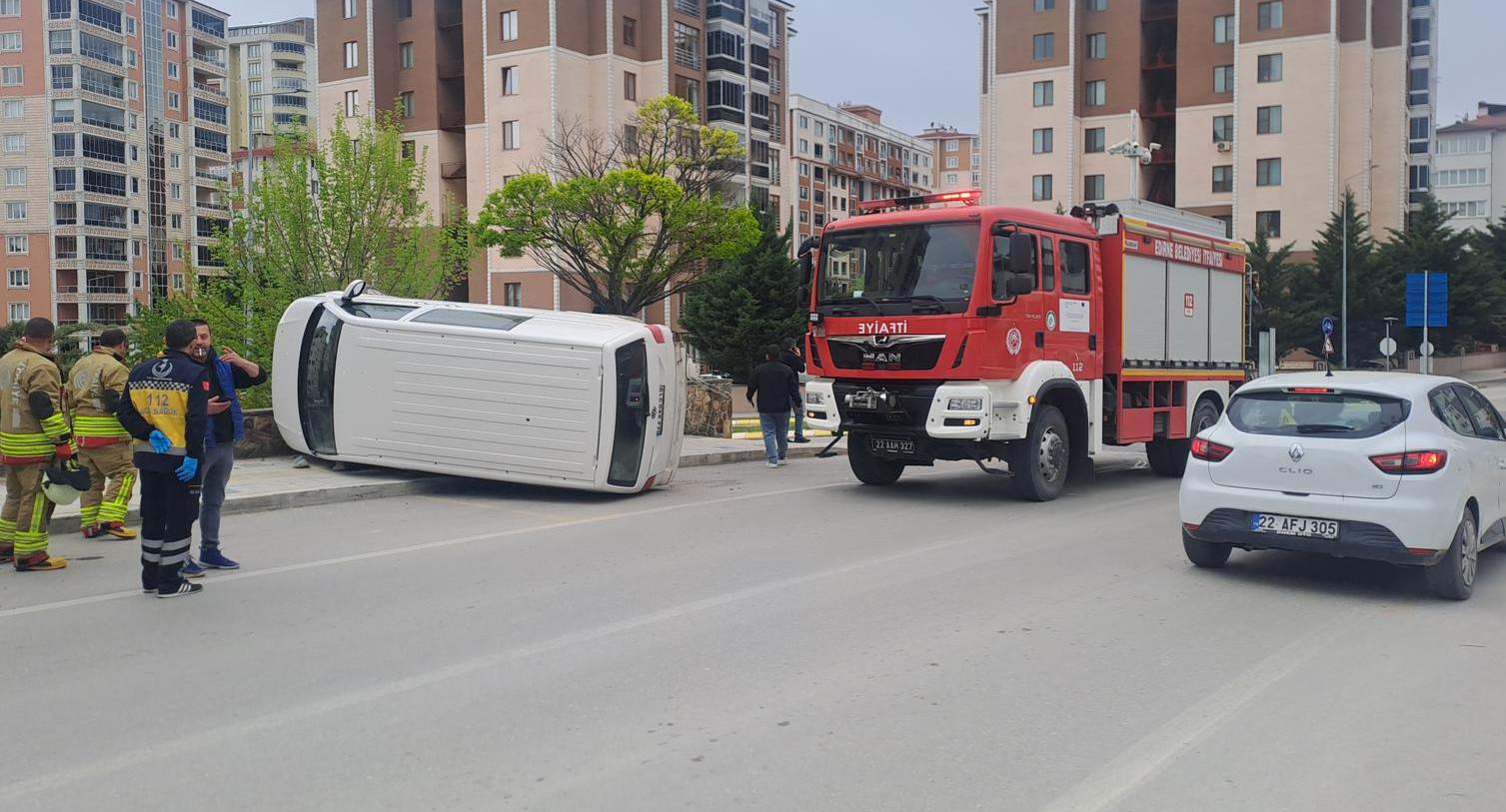 Hafif ticari araçla otomobil çarpıştı