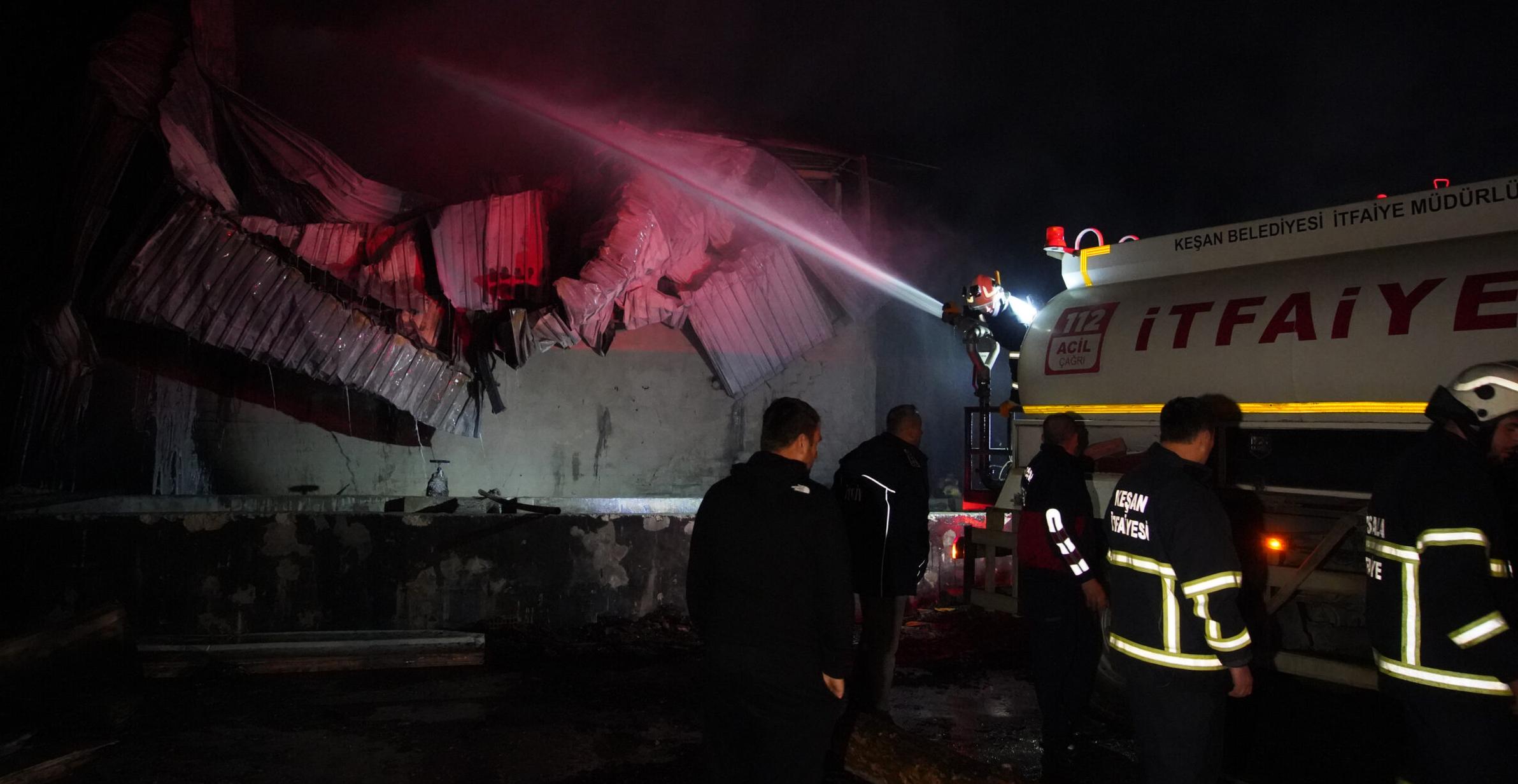 Kereste fabrikası cayır cayır yandı