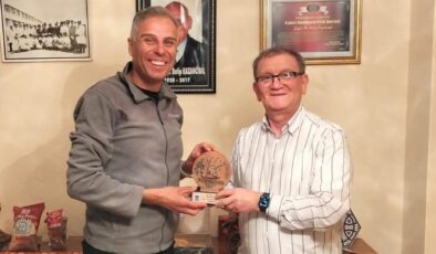 Madalya ve kupayı Kültür Evi’ne bağışladı