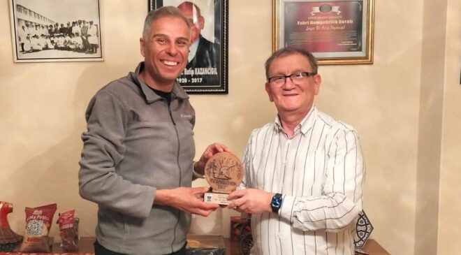 Madalya ve kupayı Kültür Evi’ne bağışladı