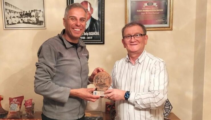 Madalya ve kupayı Kültür Evi’ne bağışladı