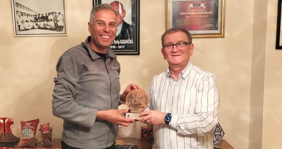 Madalya ve kupayı Kültür Evi’ne bağışladı