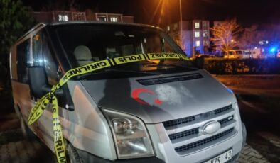 Aracını park ederken silahla vuruldu