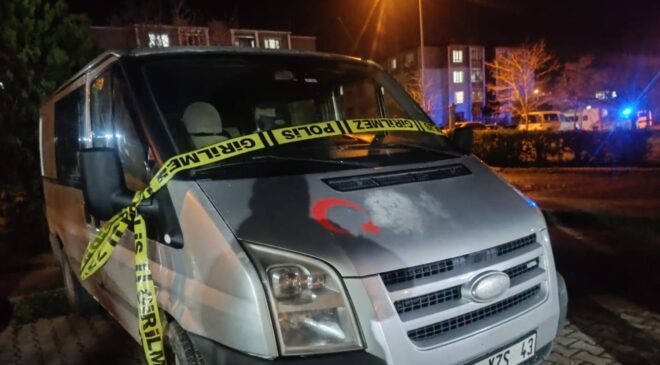 Aracını park ederken silahla vuruldu