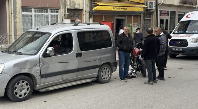 Elektrikli bisikletle motosiklet çarpıştı