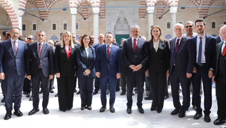 Bakan Gürlek Selimiye’de Cuma namazını kıldı