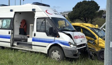 Ambulans ile taksi çarpıştı: 5 yaralı