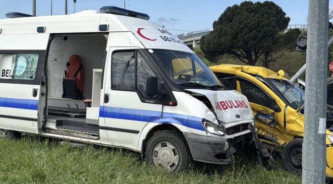 Ambulans ile taksi çarpıştı: 5 yaralı