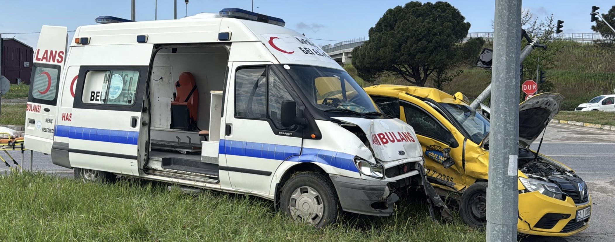 Ambulans ile taksi çarpıştı: 5 yaralı