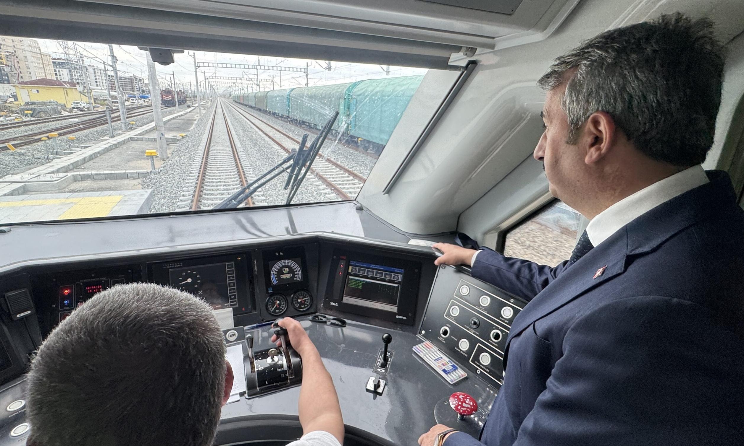 Vali Sezer, hızlı treni test etti