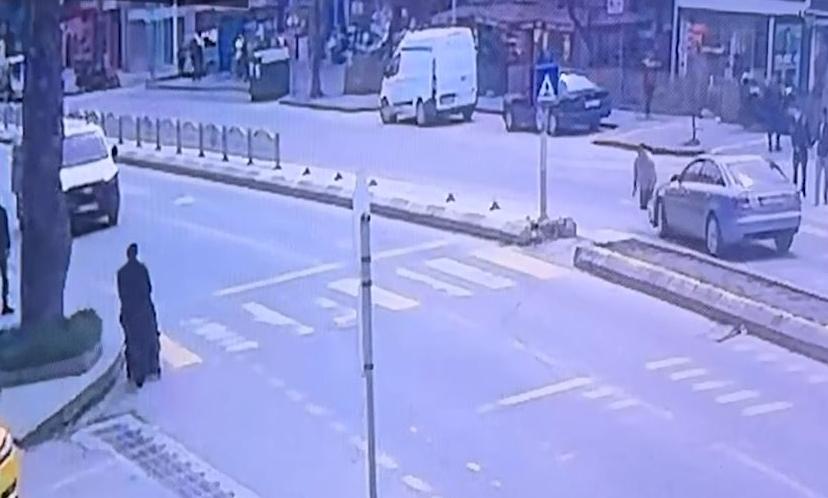 Otomobil yayaya çarptı