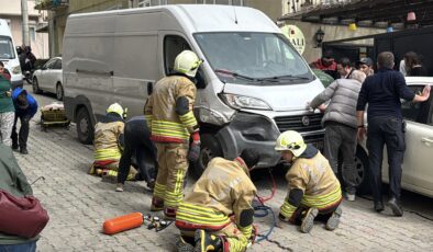 Panelvanın altında kaldı