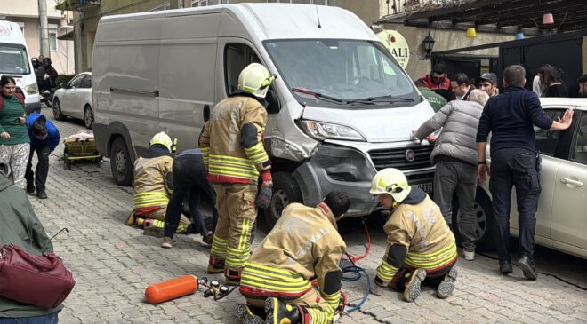 Panelvanın altında kaldı