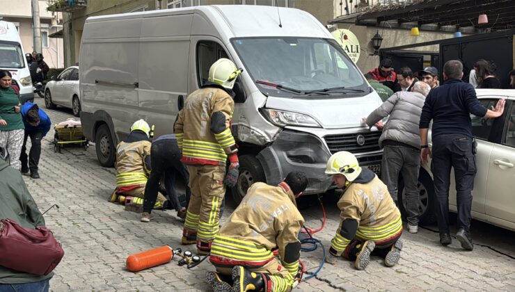 Panelvanın altında kaldı