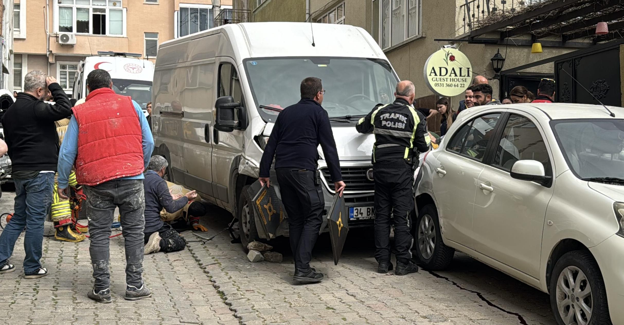 Panelvanın altında kaldı