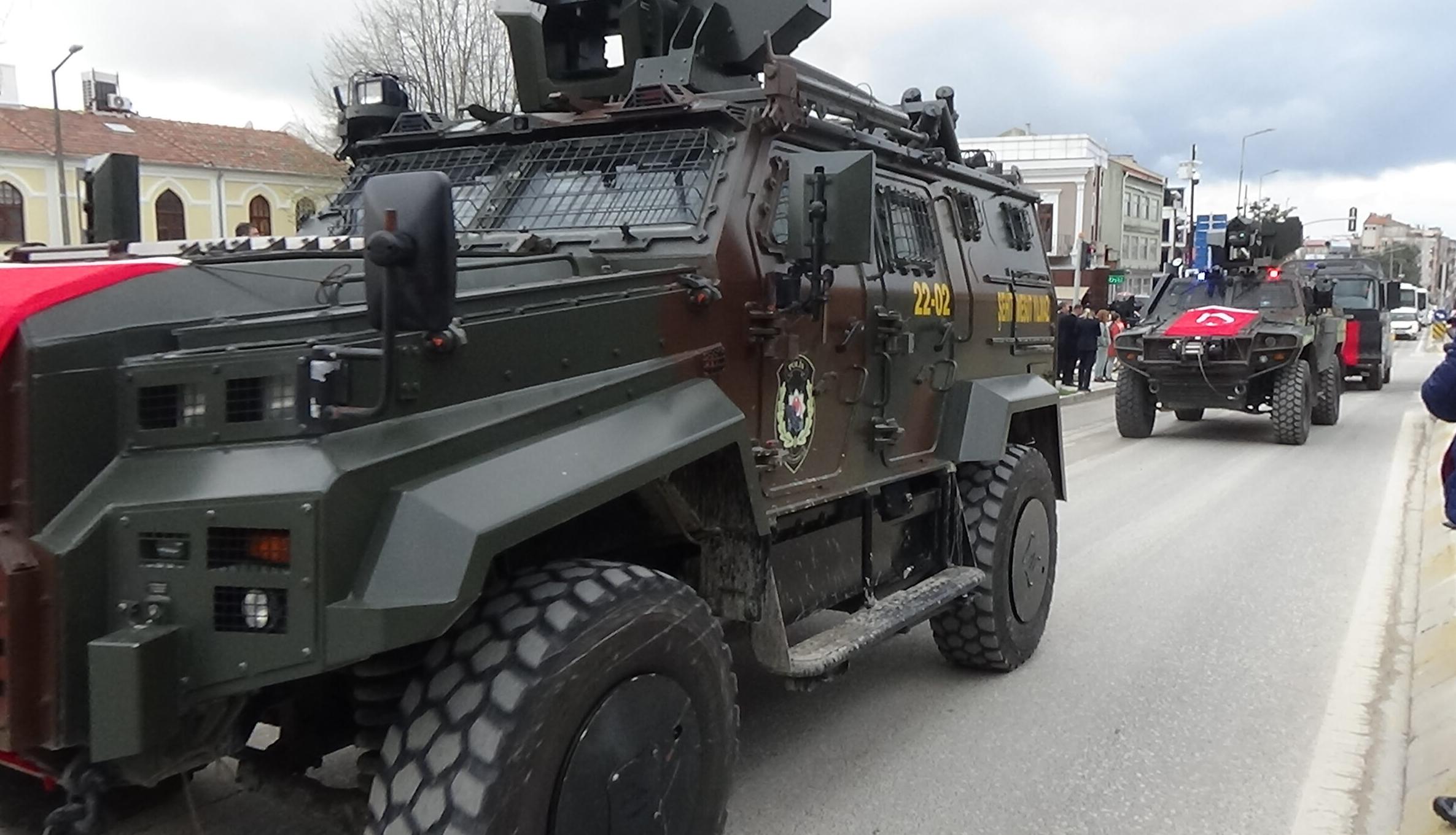 Polislerin korteji hayran bıraktı