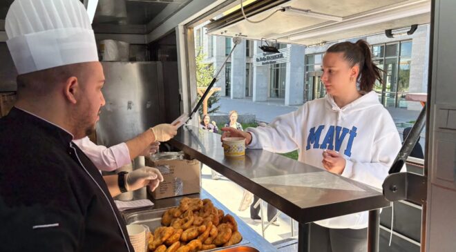 Öğrencilere sıcak çorba ve lokma