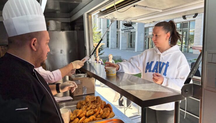 Öğrencilere sıcak çorba ve lokma