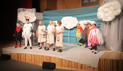 “Kuşlar” tiyatro oyununa büyük ilgi