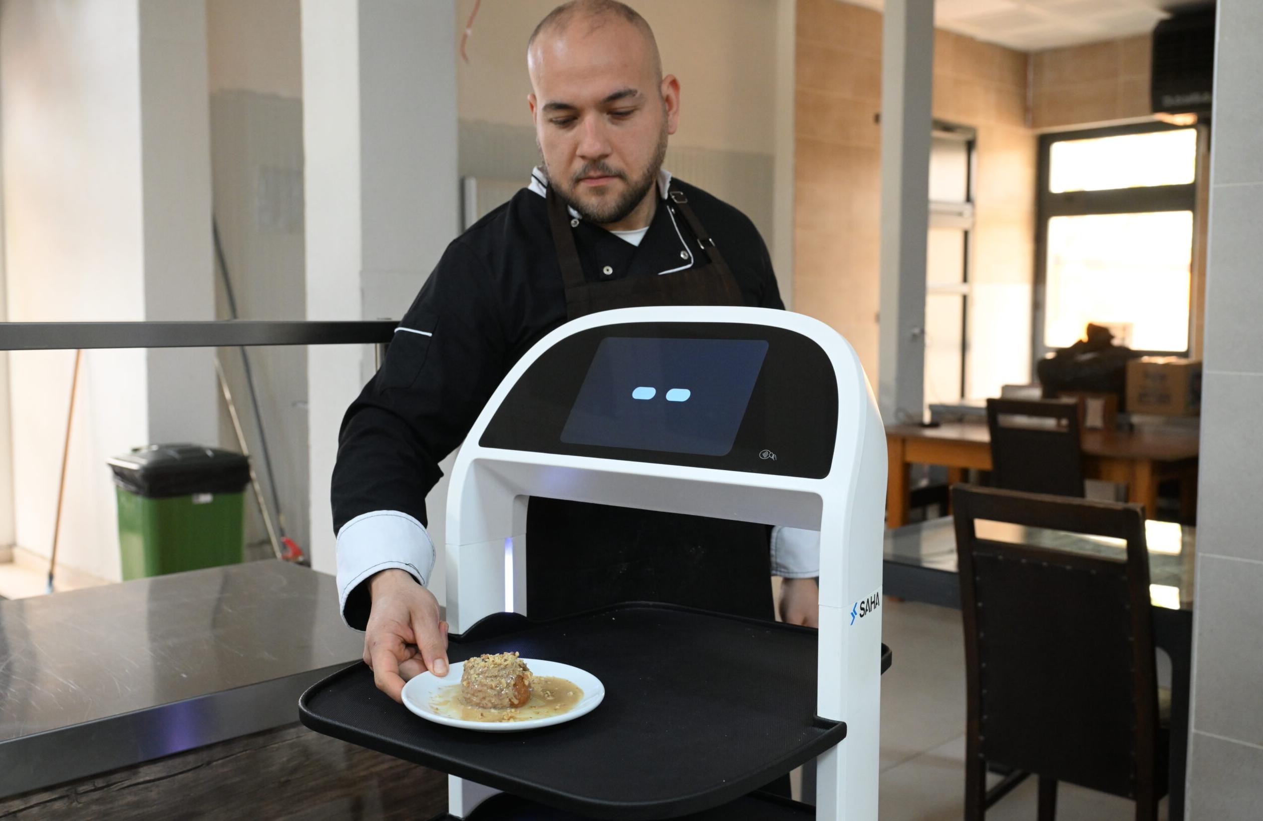 Robot garson hizmete başladı