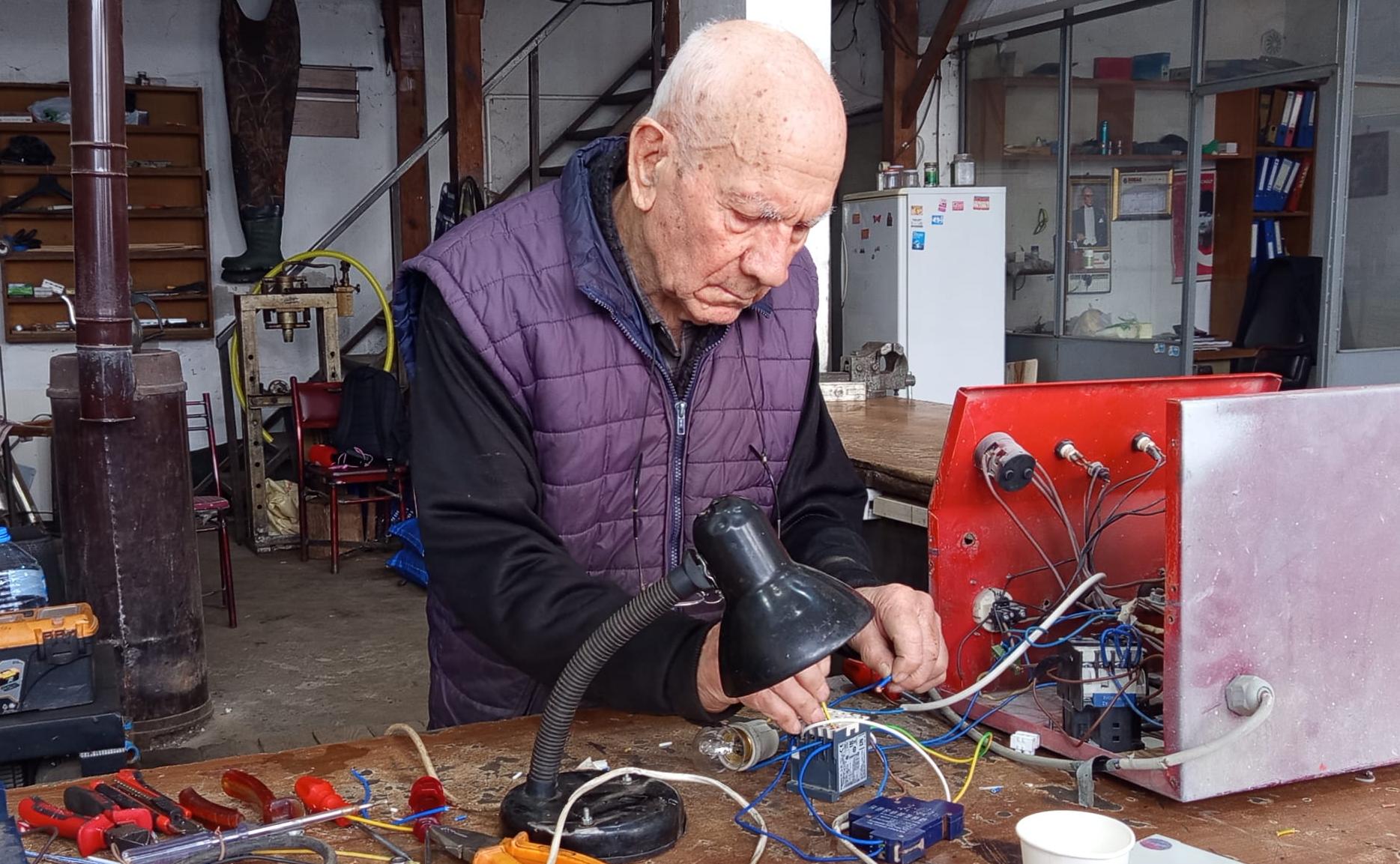 Sanayinin çınarı işinin başında