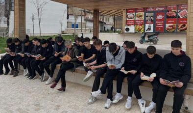 Selimiye’nin gölgesinde kitap okudular
