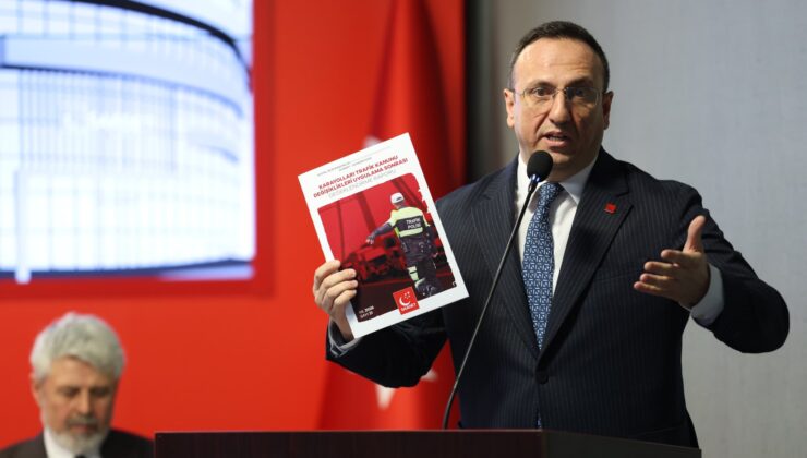 ‘Basın özgürlüğü fiilen kısıtlanıyor’