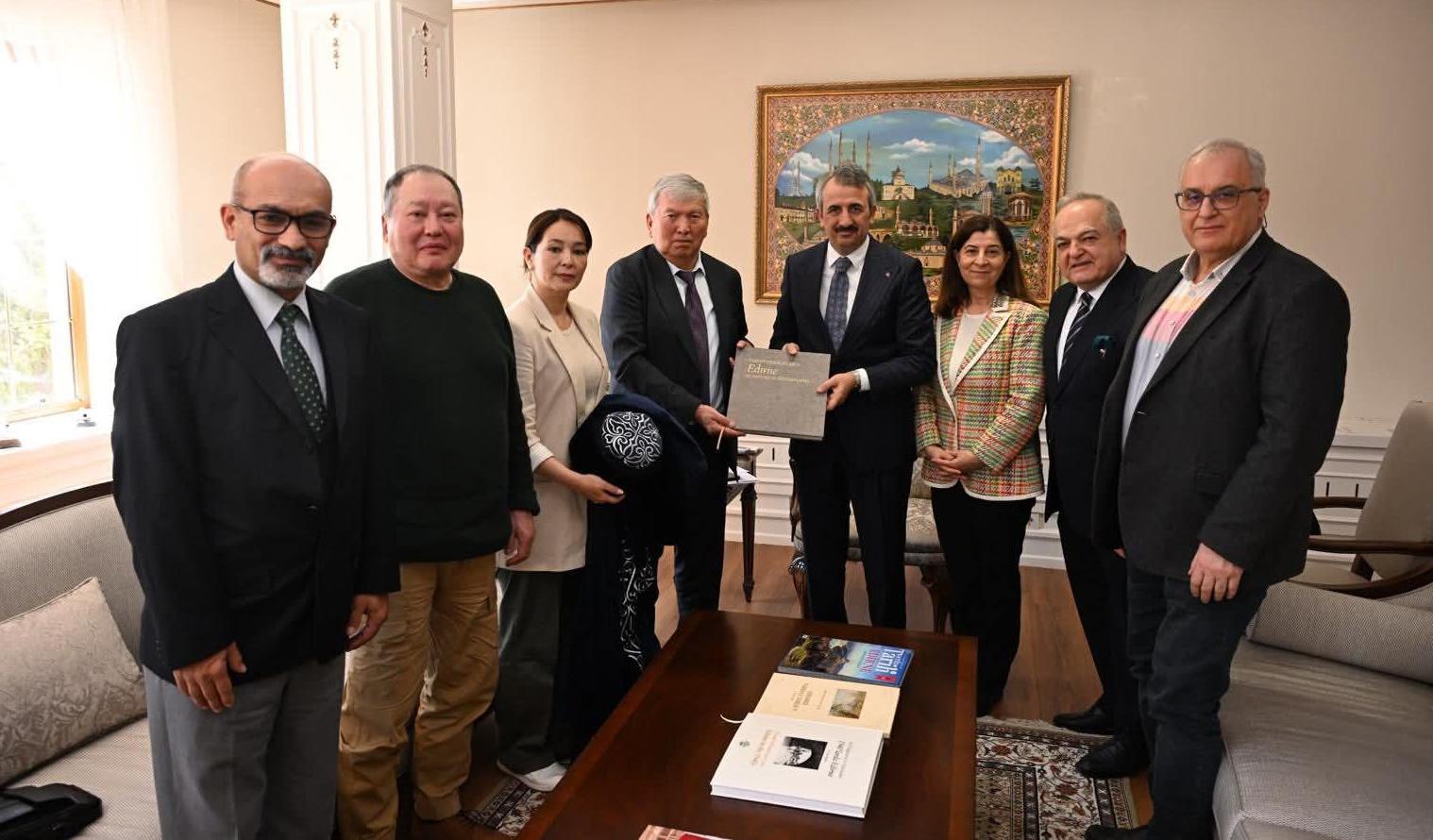 Vali Sezer ‘Çapan’ giydi