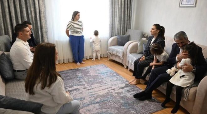 Valisi Sezer’den koruyucu aileye ziyaret